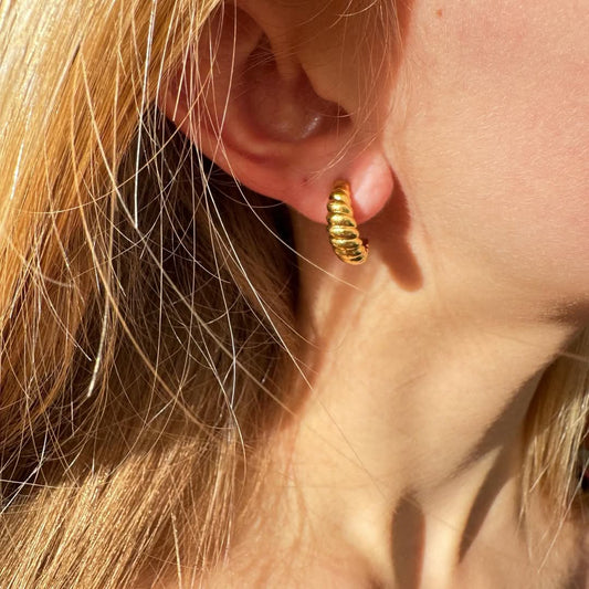 Twistet dome hoop. Stål med 18k guld. Vandfaste.