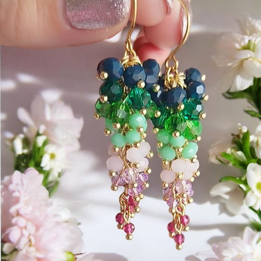 Klase no. 3. Håndlavede klase øreringe grøn og rosa. Stål forgyldt med 18 karat guld.