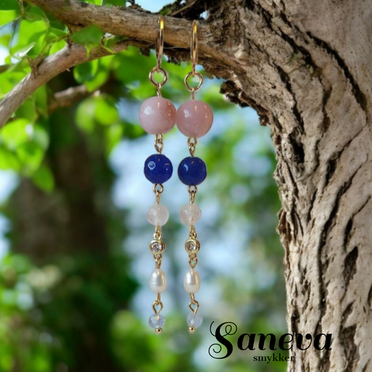 Øreringe 6-leds. Jade, ferskvandsperler og facetter. Stål forgyldt med 18 karat guld. Vandfaste.