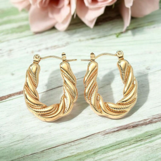 Hoops Camilla. Snoede vandfaste. 304 stål forgyldt med 18k guld.