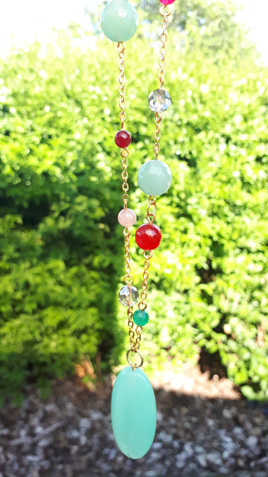 Greta unika lang halskæde i 304 stål forgyldt med 18 karat guld, med aventuriner, jade og agat.