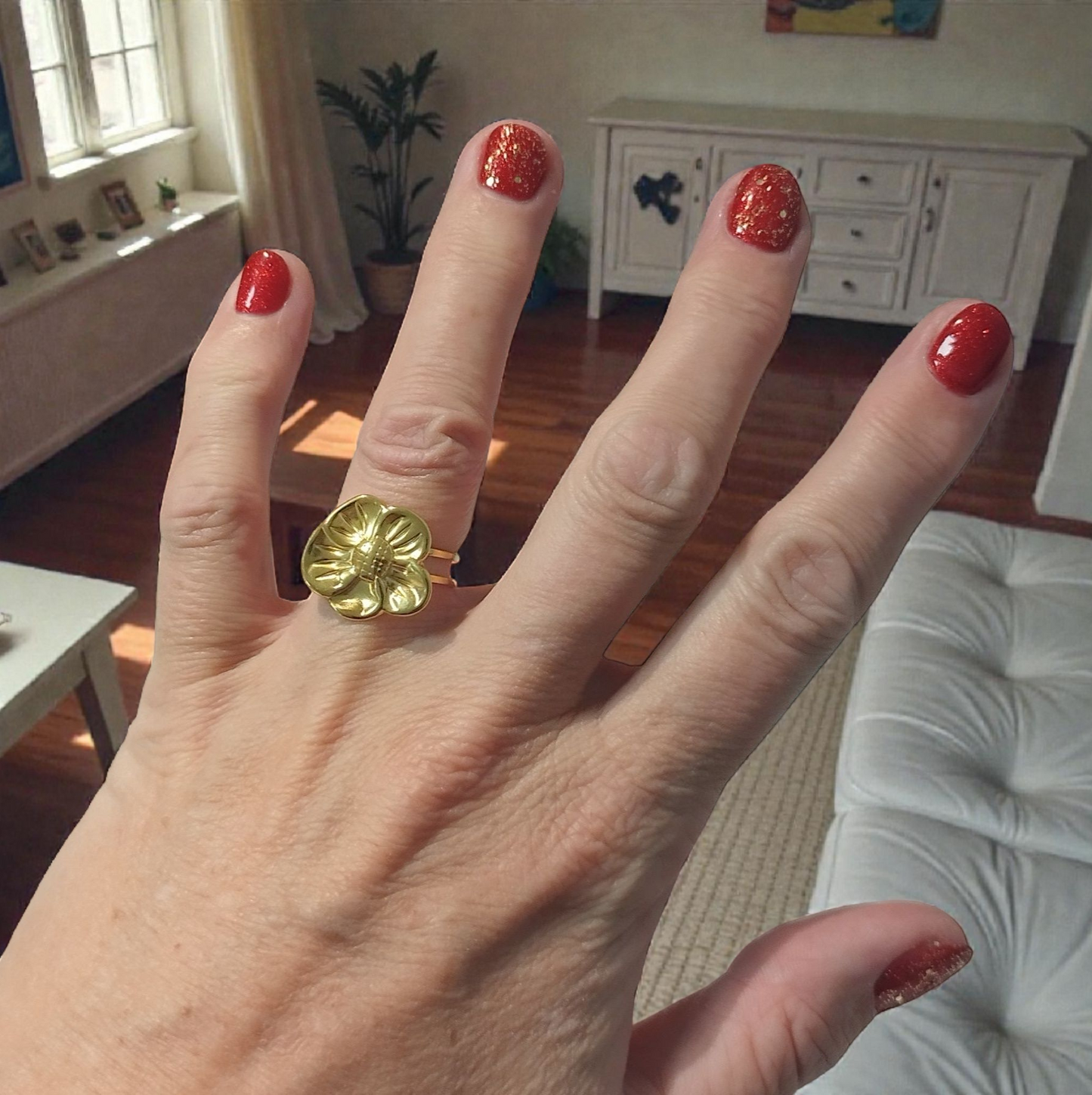 Ring med blomst. 304 stål forgyldt med 18k guld. Vandfast.