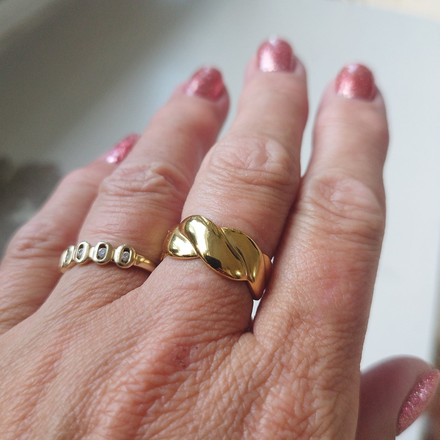 Ring twistet. 304 rustfrit stål med 18k guld. Justerbar størrelse.