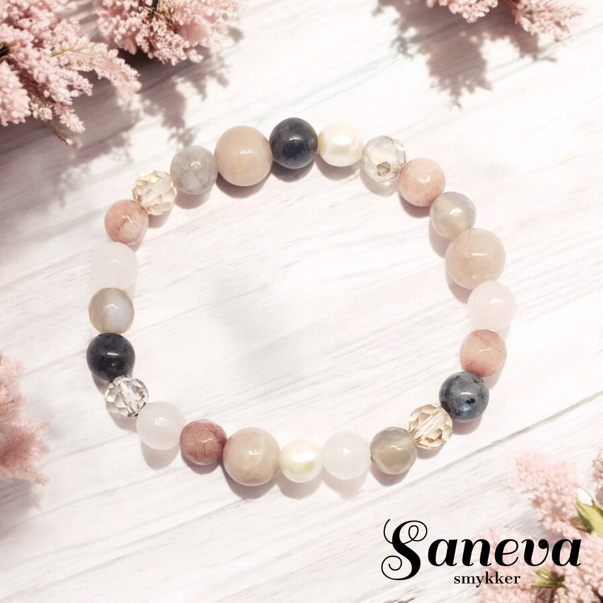 Armbånd. Håndlavet med ferskvandsperler, jadesten, rosa quartz og labradorit.