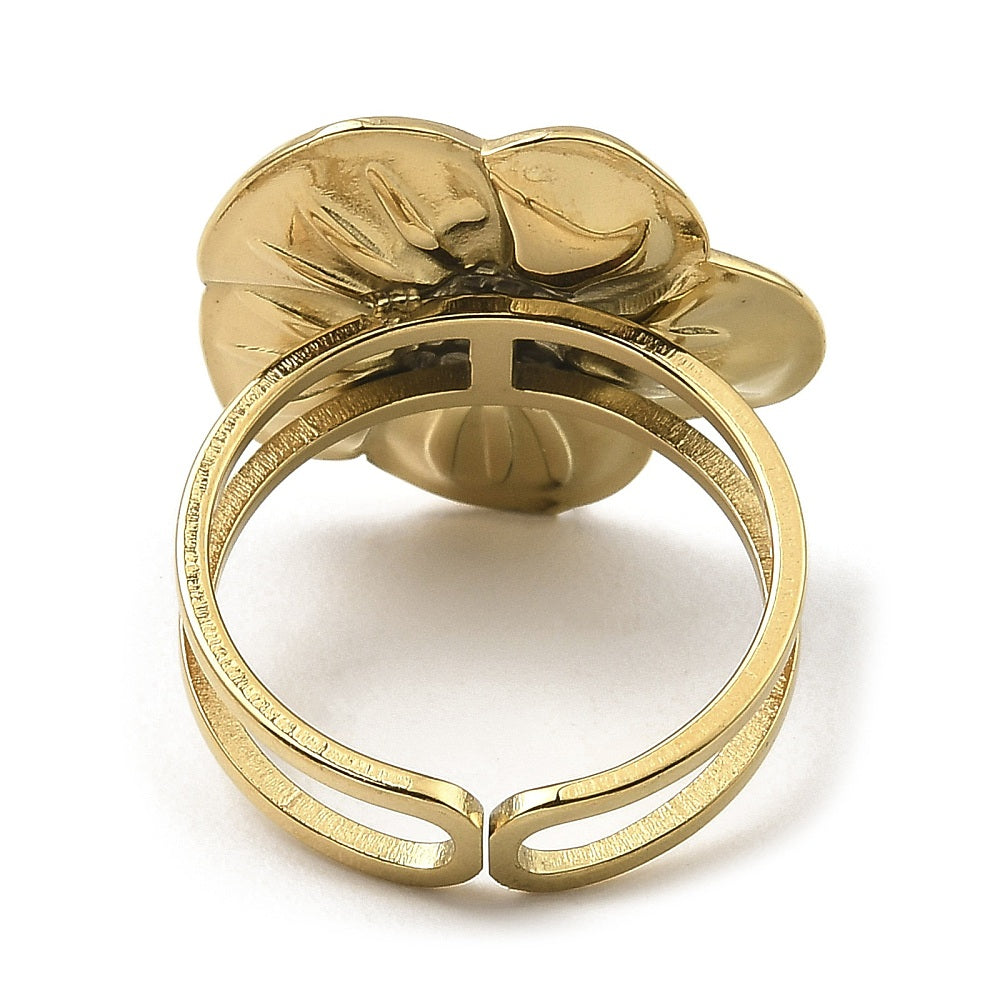 Ring med blomst. 304 stål forgyldt med 18k guld. Vandfast.