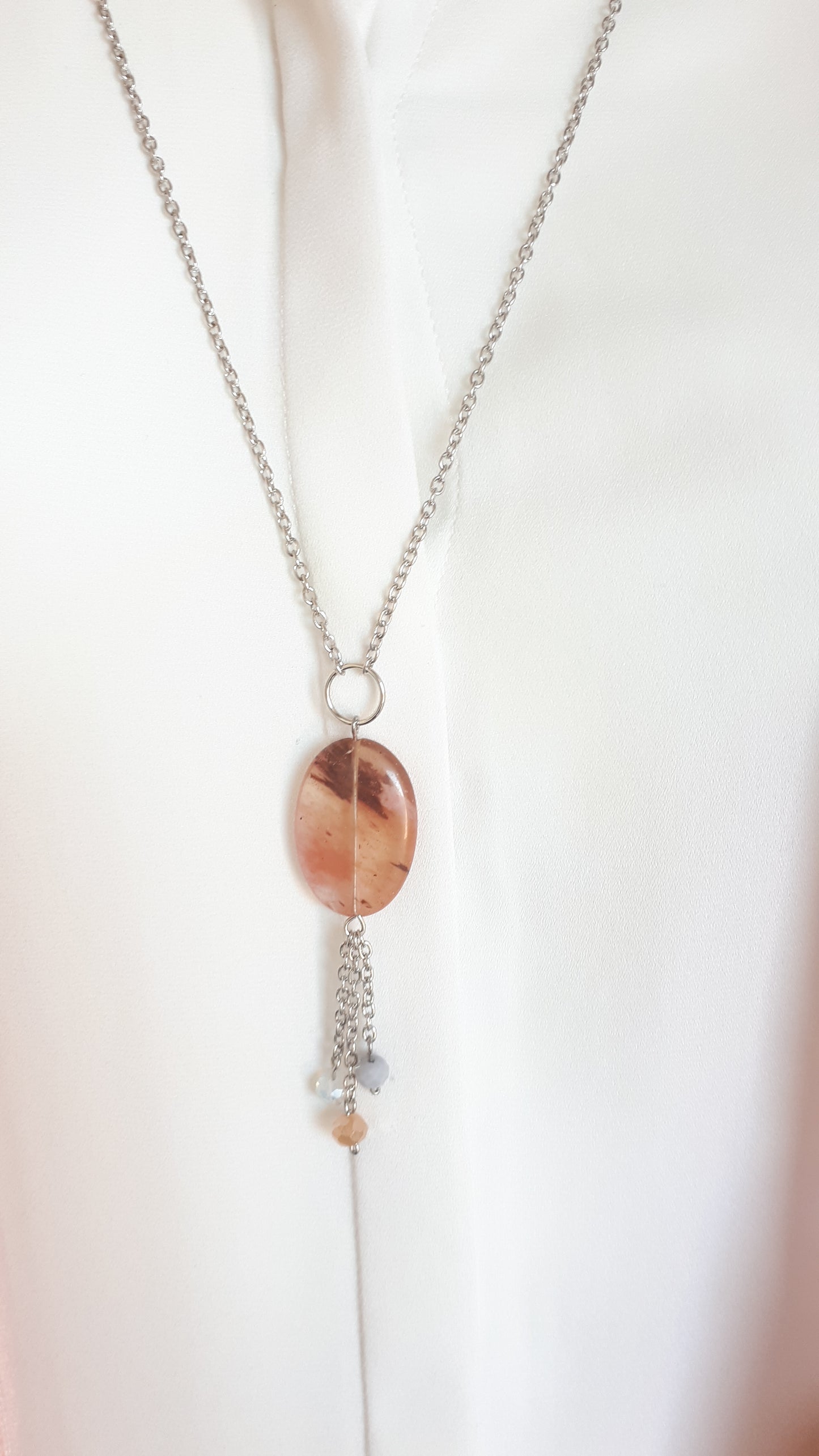 Unika halskæde 90 cm. i platin-look med oval peach sten og facetter.